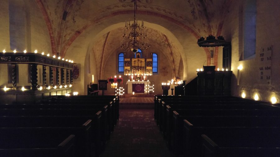 Die Kirche nur im Schein von Kerzen