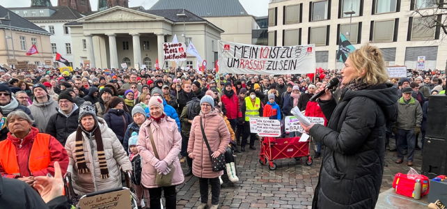 Als Vertreterin der Ev.-Luth. Kirche in Oldenburg betonte die Oldenburger Pfarrerin Anja Kramer in ihrer Rede auf der Kundgebung, sie stehe im Namen der oldenburgischen Kirche für eine solidarische, weltoffene und bunte Gesellschaft. Foto: ELKiO/D.-M. Grötzsch