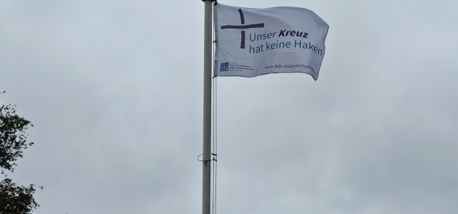 Eine Erinnerung anlässlich der Wahlen Fahne "Unser Kreuz hat keine Haken"